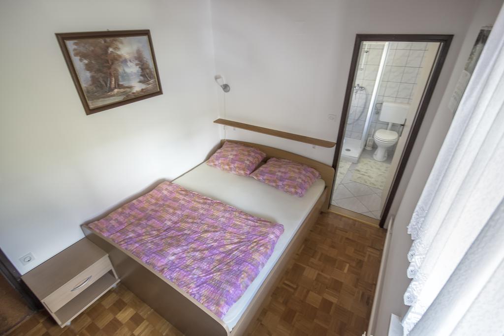 Gostilna Pension Blegos Poljane nad Škofjo Loko Rum bild
